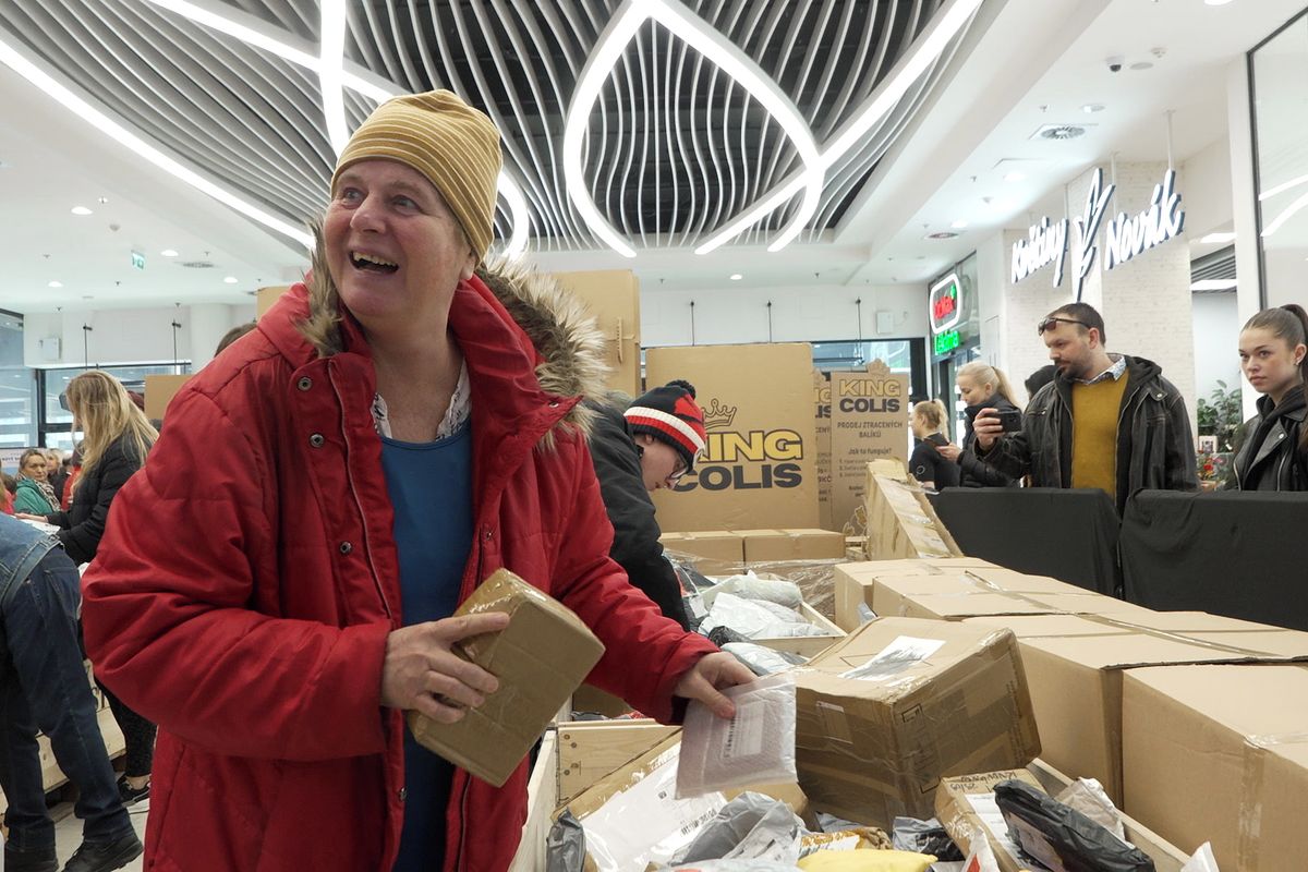 Do Prahy se vrátil obchod se ztracenými zásilkami. Lidé opět za neznámé předměty utrácí tisíce