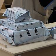 Nákup se vybírá naslepo. Balíčky vypadají jako běžné krabice z e shopů, obsah je ale tajemstvím až do zaplacení.