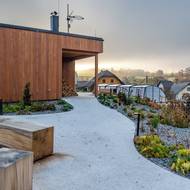 V okolí domu mají majitelé hned několik posezení. 