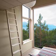 Velká okna přivádějí do interiéru spoustu světla. To je v této severské oblasti hodně důležité.