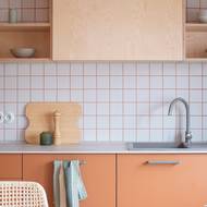 Pokud jde o ozvláštnění vzhledu bytu, důraz je kladen na strukturu, materiály a detaily.