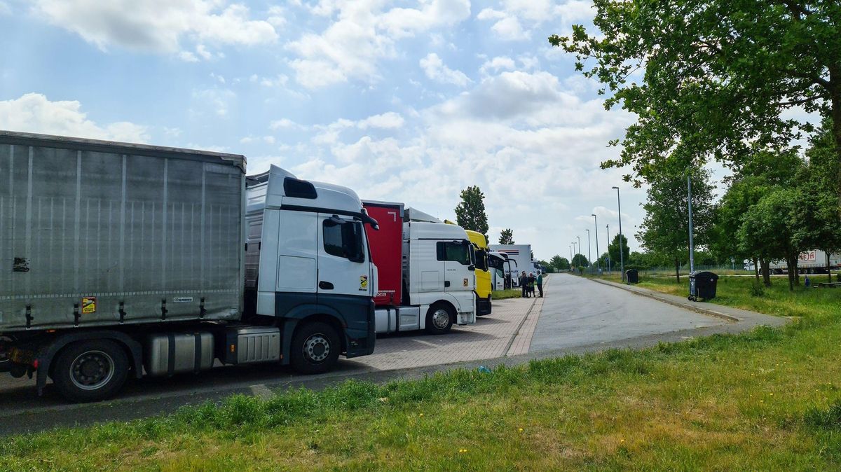 Řidiči kamionů jezdí bez pauzy. Kontrola odhalila stovky přestupků