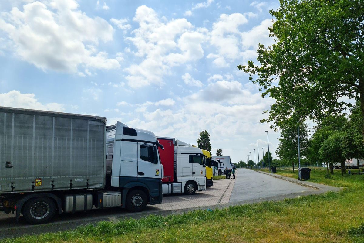 Řidiči kamionů jezdí bez pauzy. Kontrola odhalila stovky přestupků