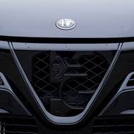 Speciální maska modelu poněkud zaniká v černém laku.