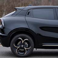 Vůz stojí na 18palcových kolech obutých do pneumatik s rozumně zvoleným rozměrem, díky čemuž je i komfortní.