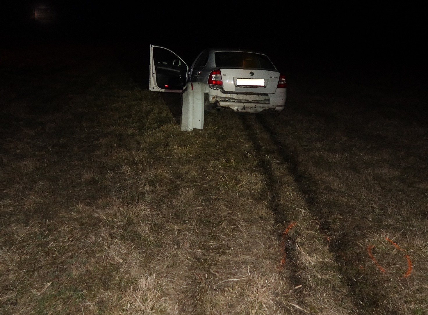 Tài xế say rượu ở Vysočina lao vào vòng xoay