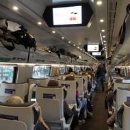 Interiér je plně klimatizovaný a cestující mají k dispozici Wi-Fi i moderní informační systém s údaji o trase.