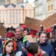 Lidé nesouhlasili s politikou Motoristů na ministerstvu kultury a životního prostředí.