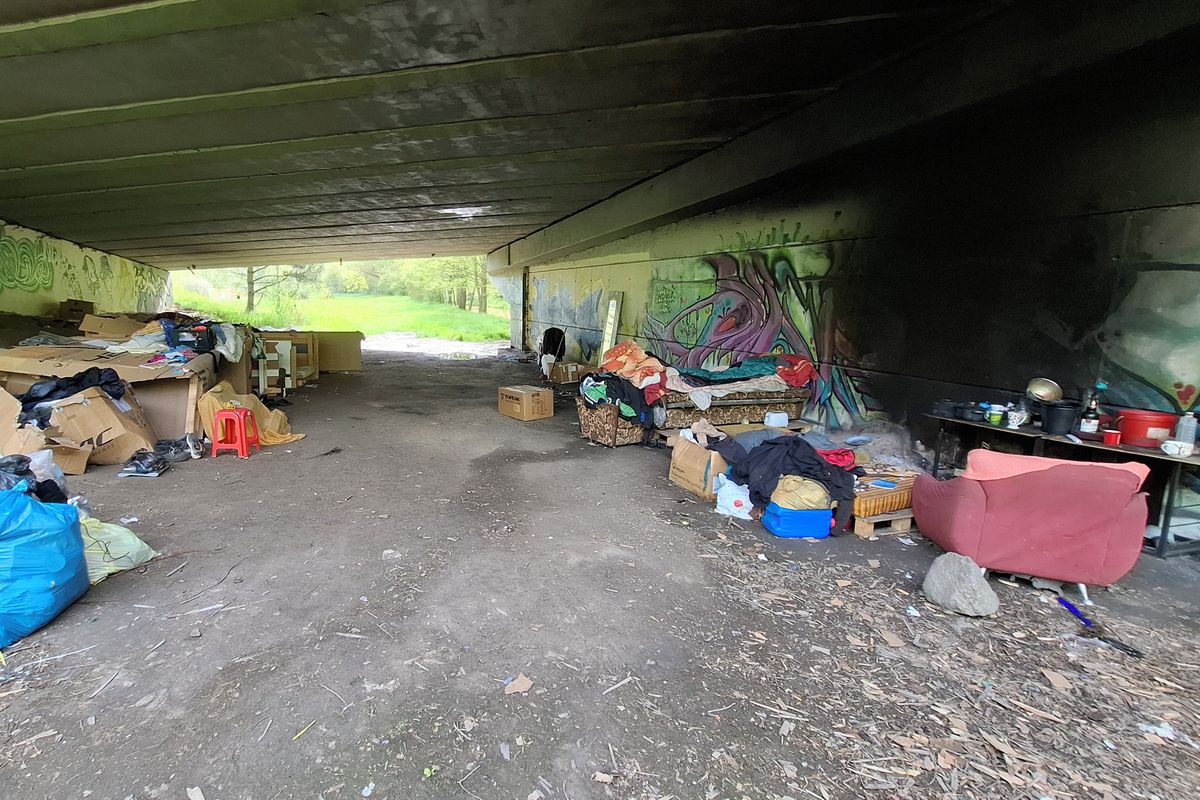 Plameny poškodily most v Třebíči, ŘSD chce půlku škody vymáhat po bezdomovcích