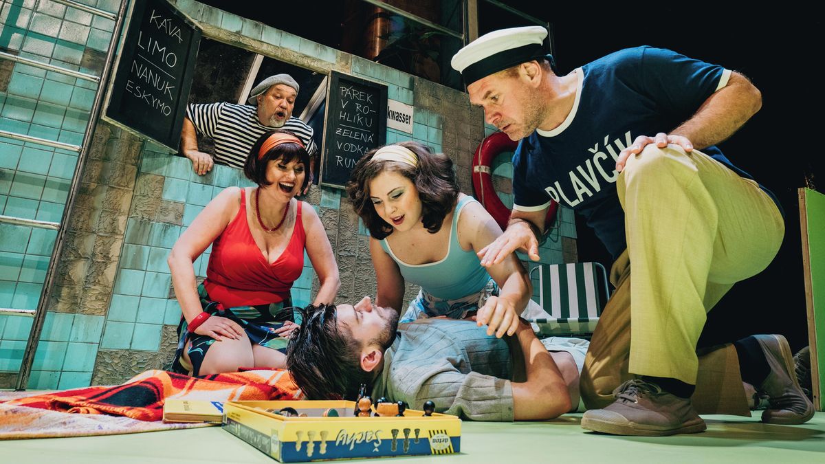 Kultovní vodnická komedie na prknech Horáckého divadla. V Jihlavě se snaží utopit horlivého doktora Mráčka
