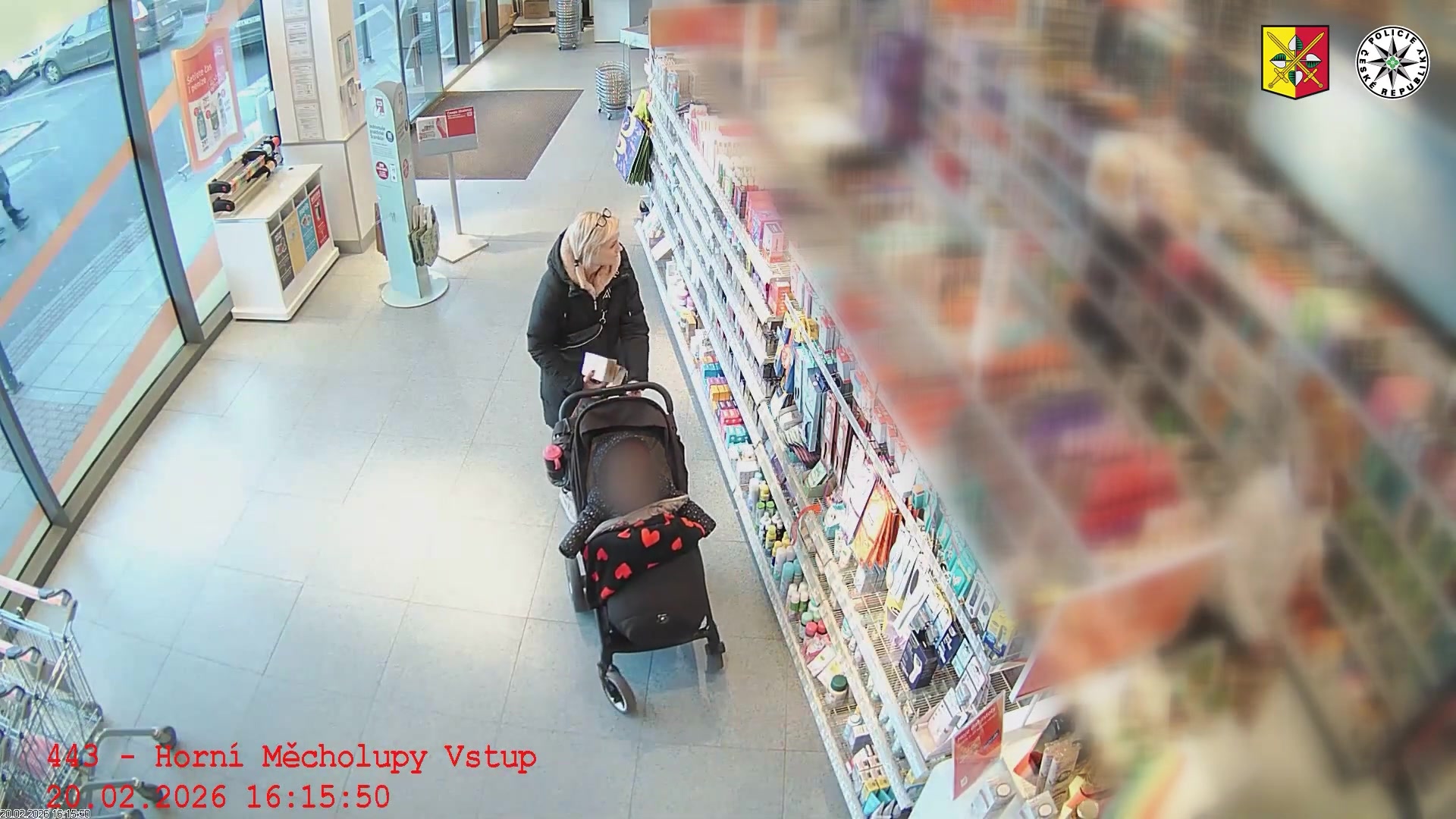 Kẻ trộm bao cao su và bàn chải đánh răng trị giá hai mươi nghìn korun ở Prag. Cảnh sát đang tìm kiếm người phụ nữ có con nhỏ trong xe đẩy