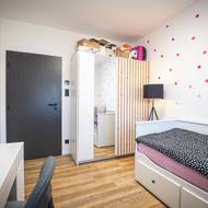 Manželé mají celkem tři děti ve věku dvanácti, osmi a tří let. Zde je pokoj jednoho z nich.