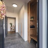 Pohled od vstupních dveří dovnitř domu.