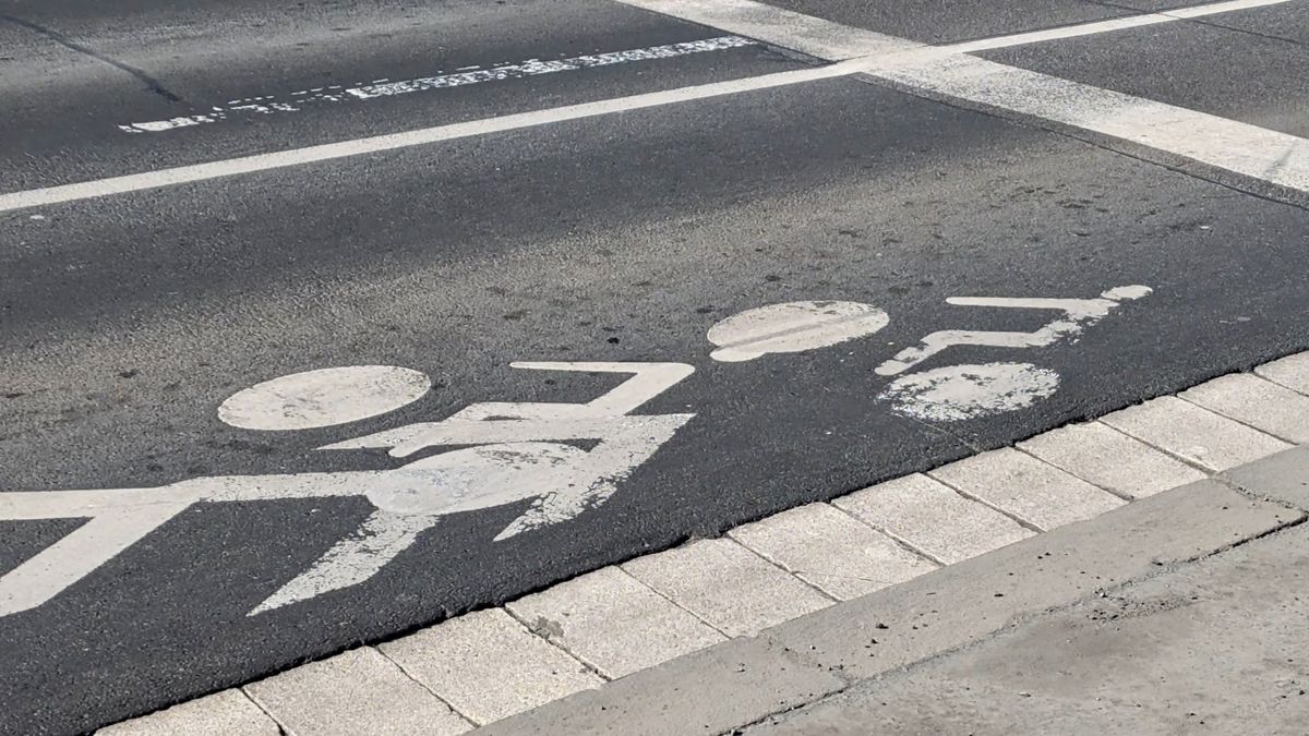 Nebezpečné a chaotické. Policie chce po smrti cyklisty v Praze změnu dopravního značení