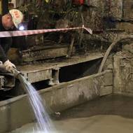 Podloží hráze se staví z více tekutější směsi vody a Adibetu, která však během 24 hodin zcela vytuhne. 