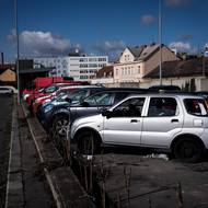 Honosně pojmenované Náměstí Bohumila Hrabala je ve skutečnosti parkoviště a nevzhledné autobusové nádraží. 