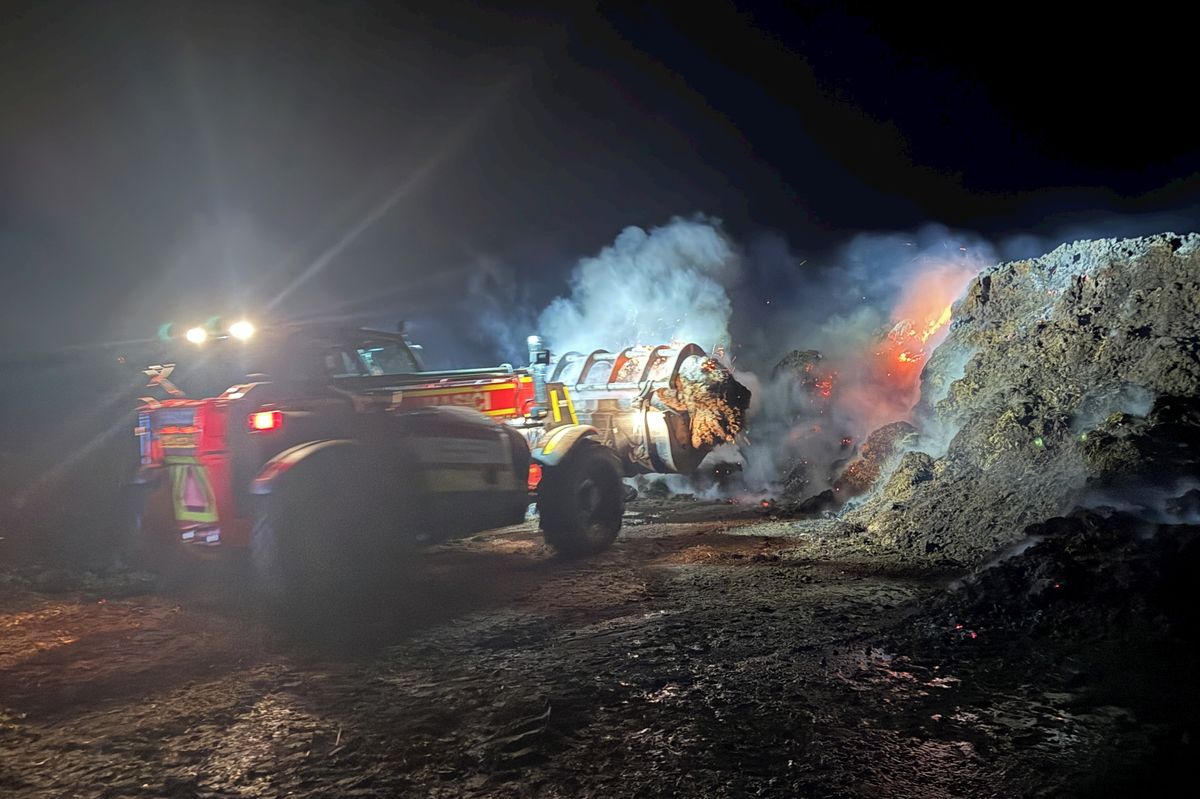 Na Vyškovsku hořelo hnojiště. Nevětrejte, radili hasiči a s ohněm bojovali 17 hodin