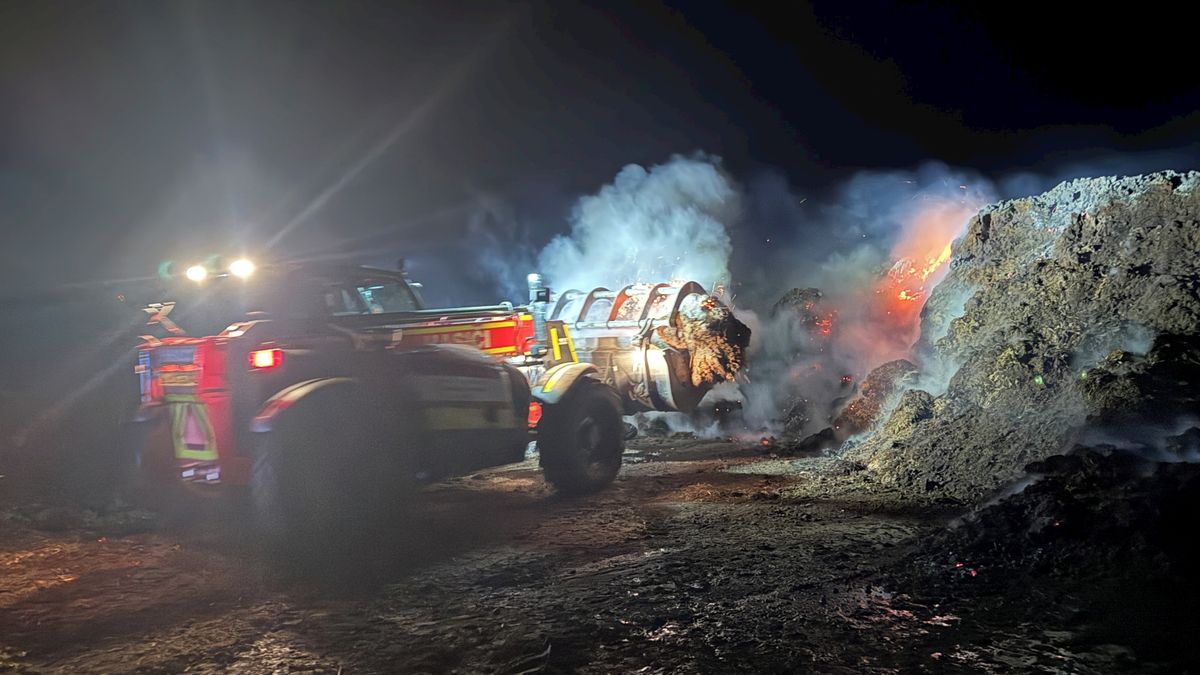 Na Vyškovsku hořelo hnojiště. Nevětrejte, radili hasiči a s ohněm bojovali 17 hodin