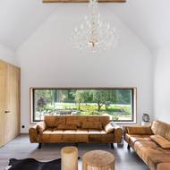 Z obývacího koutu jsou působivé výhledy do okolí.