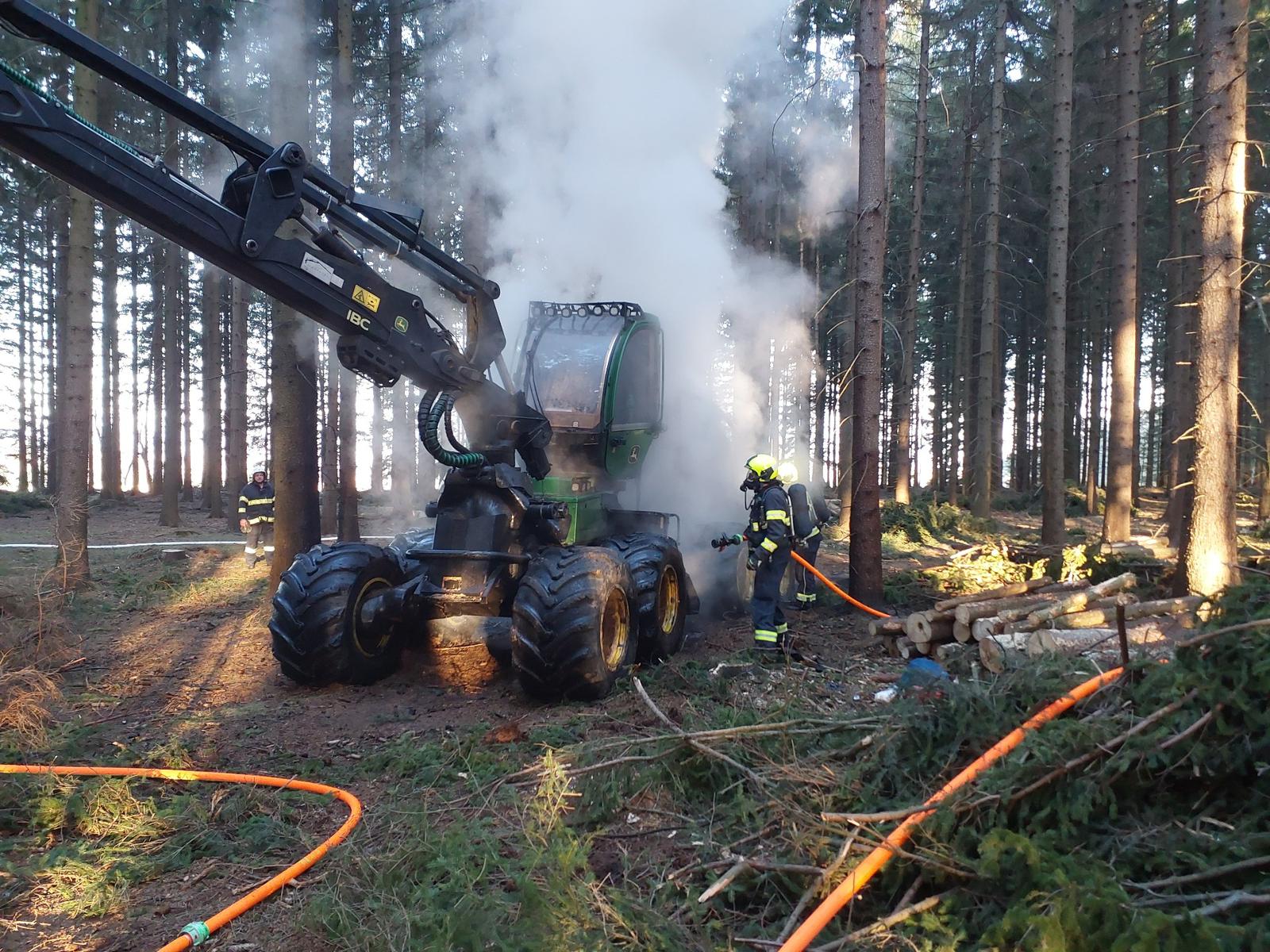 Một cỗ máy lâm nghiệp bị cháy ở Svitavsko, dầu nóng từ đó đã làm hỏng các thùng chứa