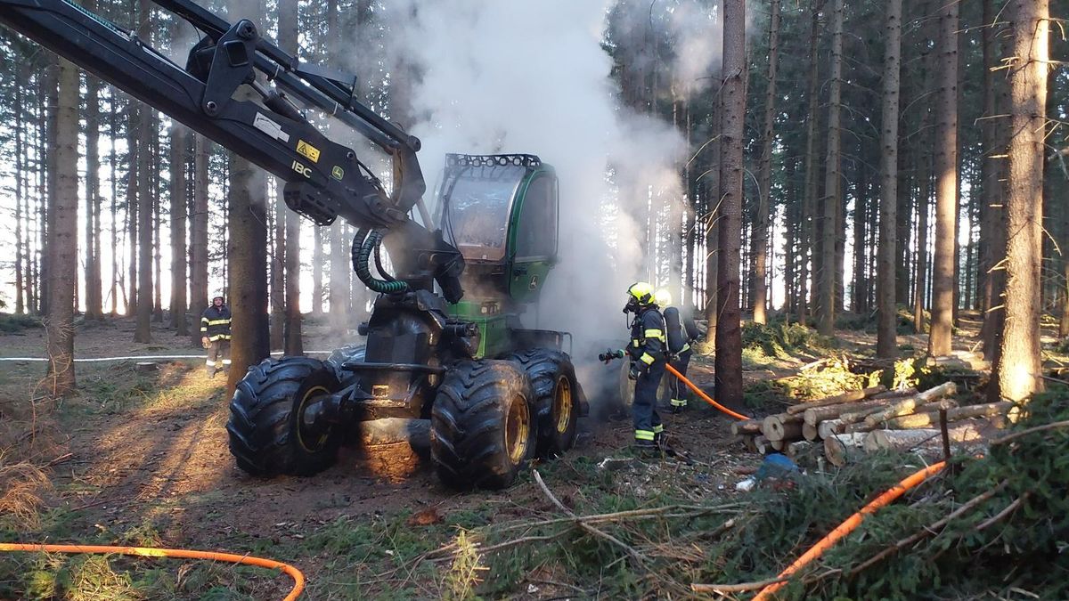 Na Svitavsku shořel lesní stroj, horký olej z něj ničil nádoby na zachytávání