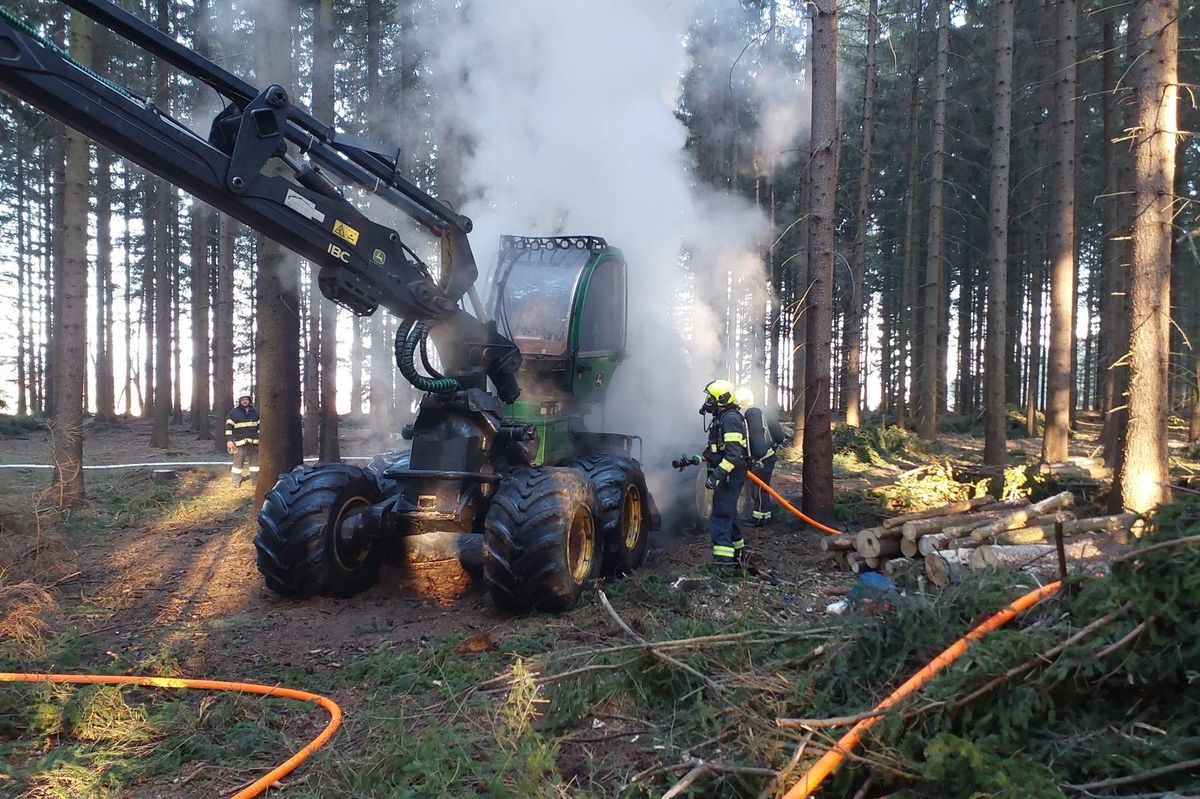 Na Svitavsku shořel lesní stroj, horký olej z něj ničil nádoby na zachytávání