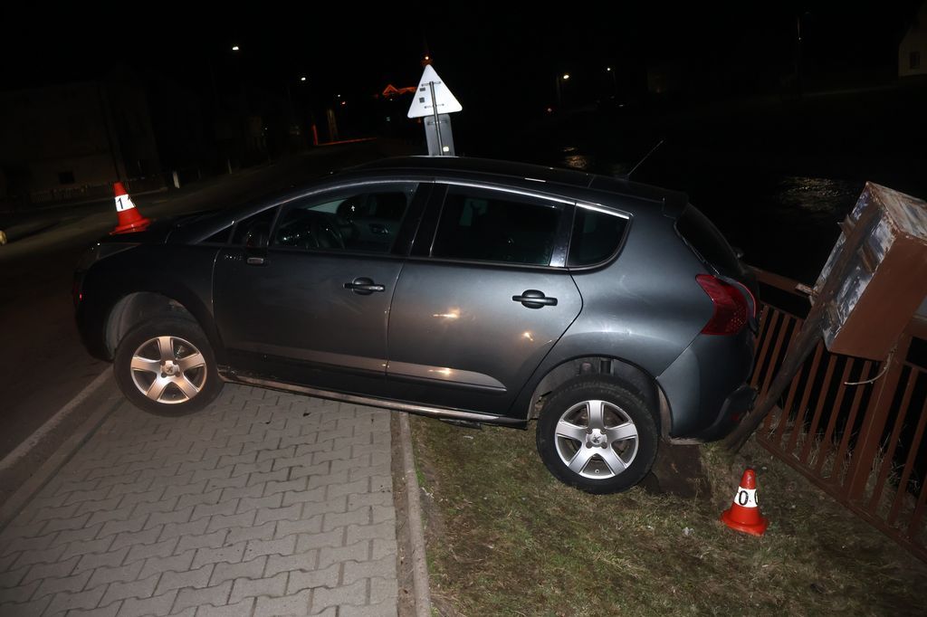 Dvacetiletá neřidička na Jesenicku pila pivo a pálenku a pak nabourala při couvání