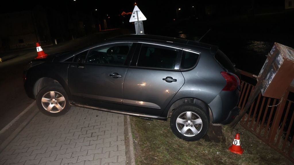 Dvacetiletá neřidička na Jesenicku pila pivo a pálenku a pak nabourala při couvání