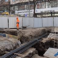 Na stavbě pokračují práce na tramvajové trati i na infrastruktuře pod budoucími povrchy náměstí. V těchto místech vznikne zastávka Václavské náměstí ve směru do Vinohradské ulice. 
