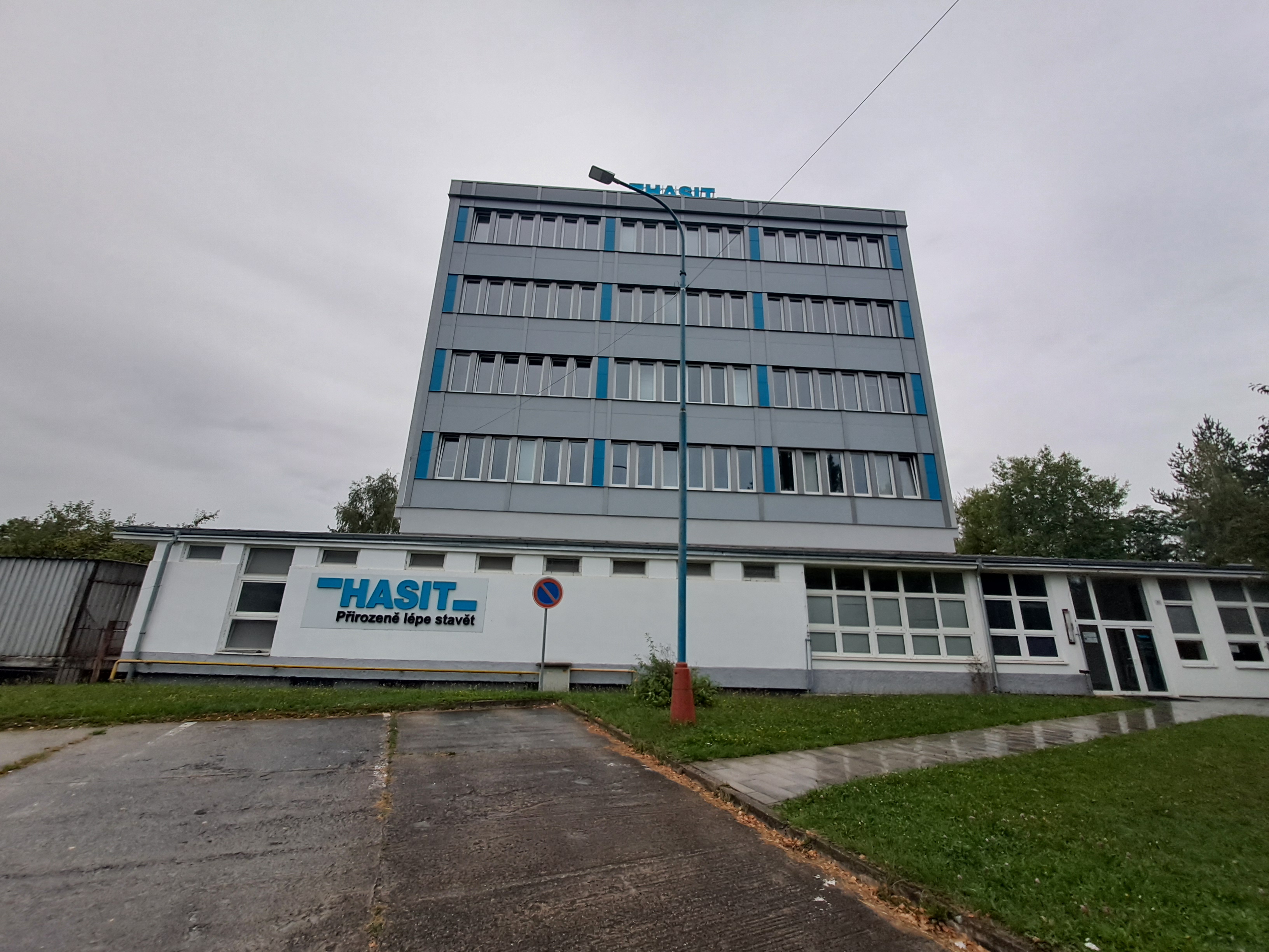 Patnáctiletý chlapec, jemuž šnekový dopravník utrhl ruku, pracoval ve firmě na Klatovsku načerno