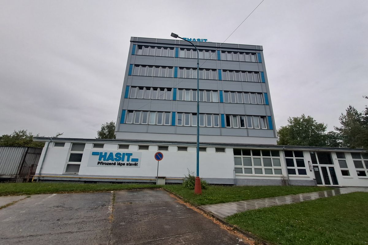 Patnáctiletý chlapec, jemuž šnekový dopravník utrhl ruku, pracoval ve firmě na Klatovsku načerno