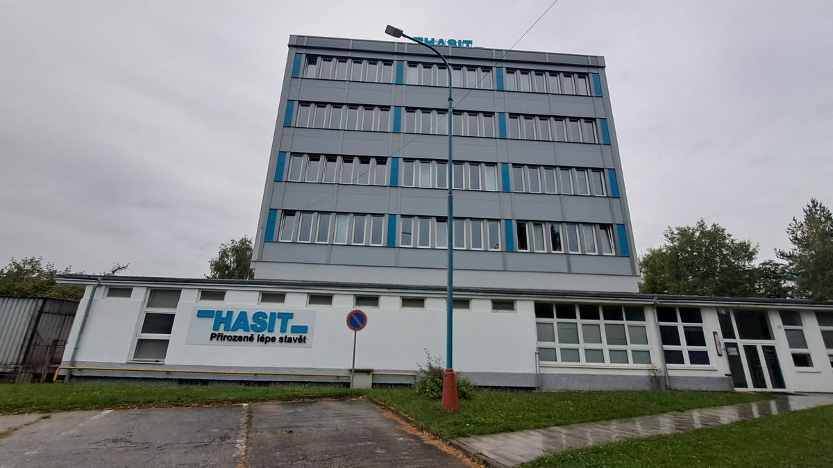 Patnáctiletý chlapec, jemuž šnekový dopravník utrhl ruku, pracoval ve firmě na Klatovsku načerno