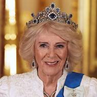 Královna vynesla safírovou tiaru Alžběty II. a safírové náušnice.