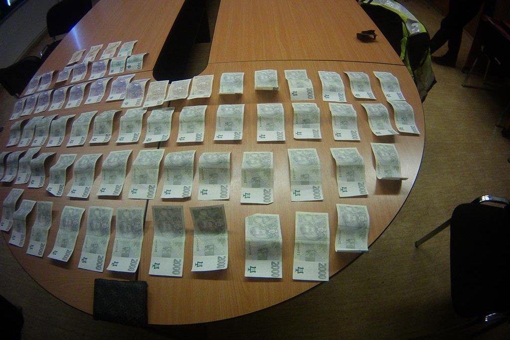 Muž v brněnském obchodě ztratil sto tisíc korun. Peníze vrátil poctivý pracovník ostrahy