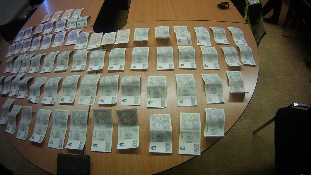 Brňan v obchodě ztratil peněženku se sto tisíci korunami, podařilo se jej vypátrat