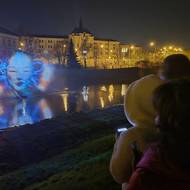 Příběhy dobra a zla vypráví projekce Mythos od tuzemského studia Metanoia Creatives, kterou diváci zhlédnou na náplavce řeky Mže.