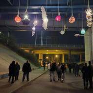 Prostor pod mostem Milénia (pravý břeh řeky Radbuzy) oživily velké lustry. Světelnou instalaci vytvořili studenti z Nerudovky, plzeňské střední odborné školy obchodu, užitého umění a designu.