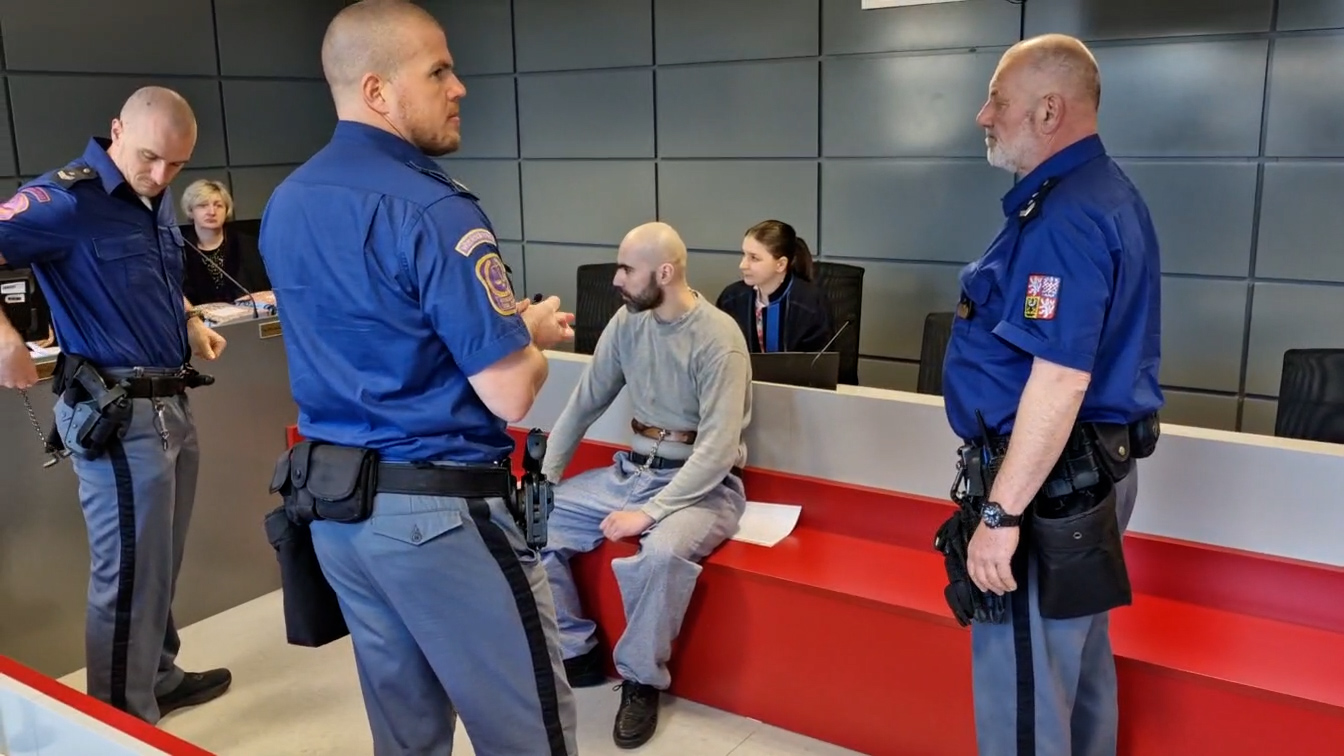 Ve sprše málem zabil spoluvězně. Po dalším trestu by měl na svobodu vyjít až za 22 let