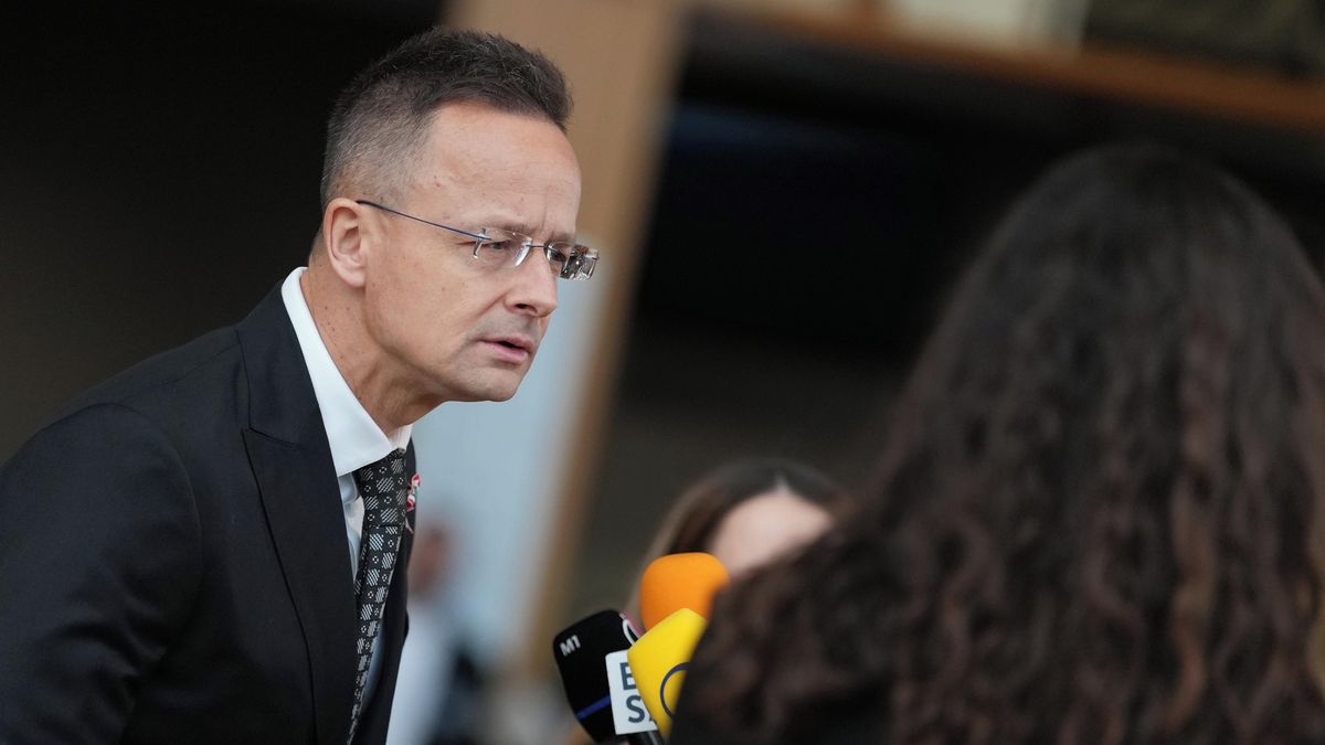 Szijjártó popírá, že během zasedání EU pravidelně volá Lavrovovi