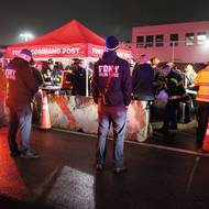 Shromaždiště záchranářů v areálu letiště. 