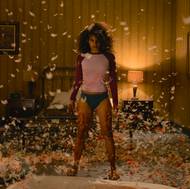 Zazie Beetzová houževnatě bojuje se satanisty až do samotného konce.