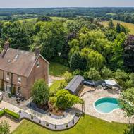 Dům je zasazen do nádherné venkovské krajiny Východního Sussexu.