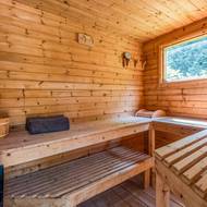 Dům mile potěší dobře vybaveným wellness zázemím. Už slaná voda v bazénu není samozřejmě a prostornou saunu také v každém anglickém venkovském sídle nenajdete.