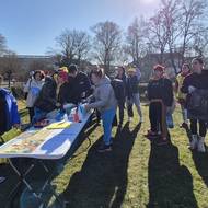 Ukrajinci v sobotu dopoledne uklízeli nepořádek v Plzni.