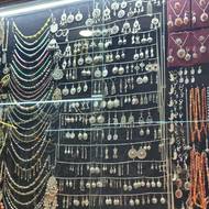 Každý se snaží uživit, jak se dá. Krámek s tradičními šperky