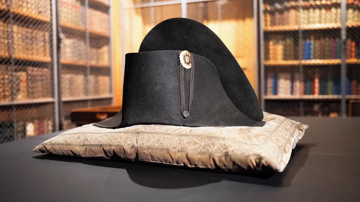 Historici objevili ztracený Napoleonův klobouk. Císař jej měl ve vyhnanství na Svaté Heleně