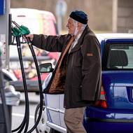 Tankování u „státní“ benzínky u Odolena Vody.