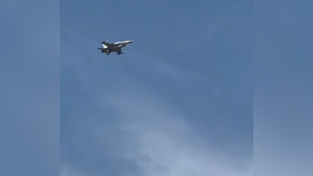 Drama nad pláží v Dubaji. Záběry zachytily stíhačku F-16E sestřelující íránský dron