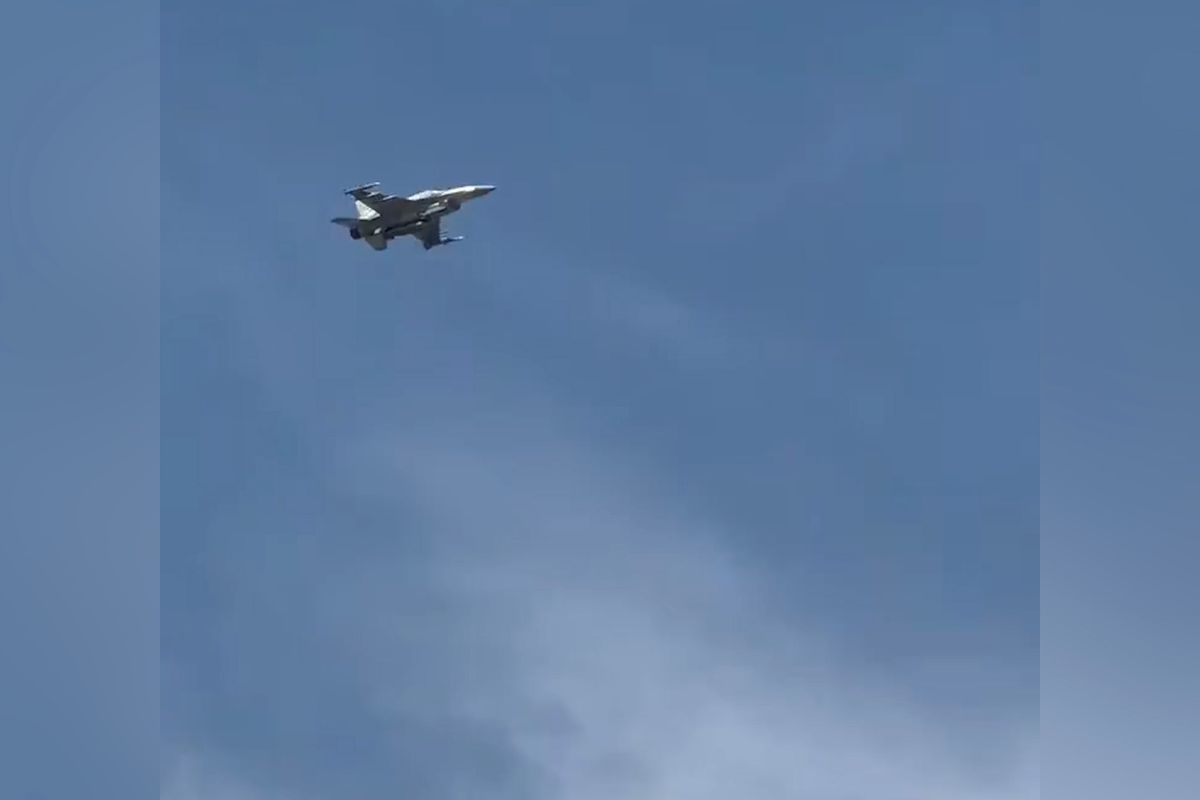 Drama nad pláží v Dubaji. Záběry zachytily stíhačku F-16E sestřelující íránský dron