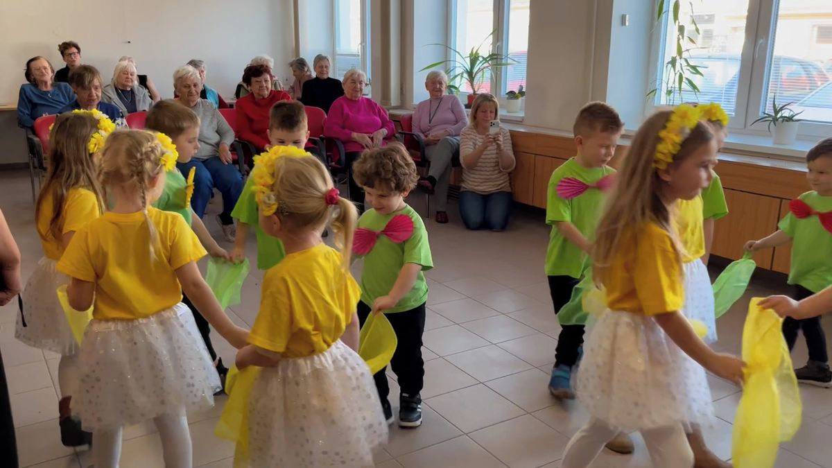 Předškoláci z Hustopečí chodí na návštěvy k seniorům. Propojování generací si užívají všichni